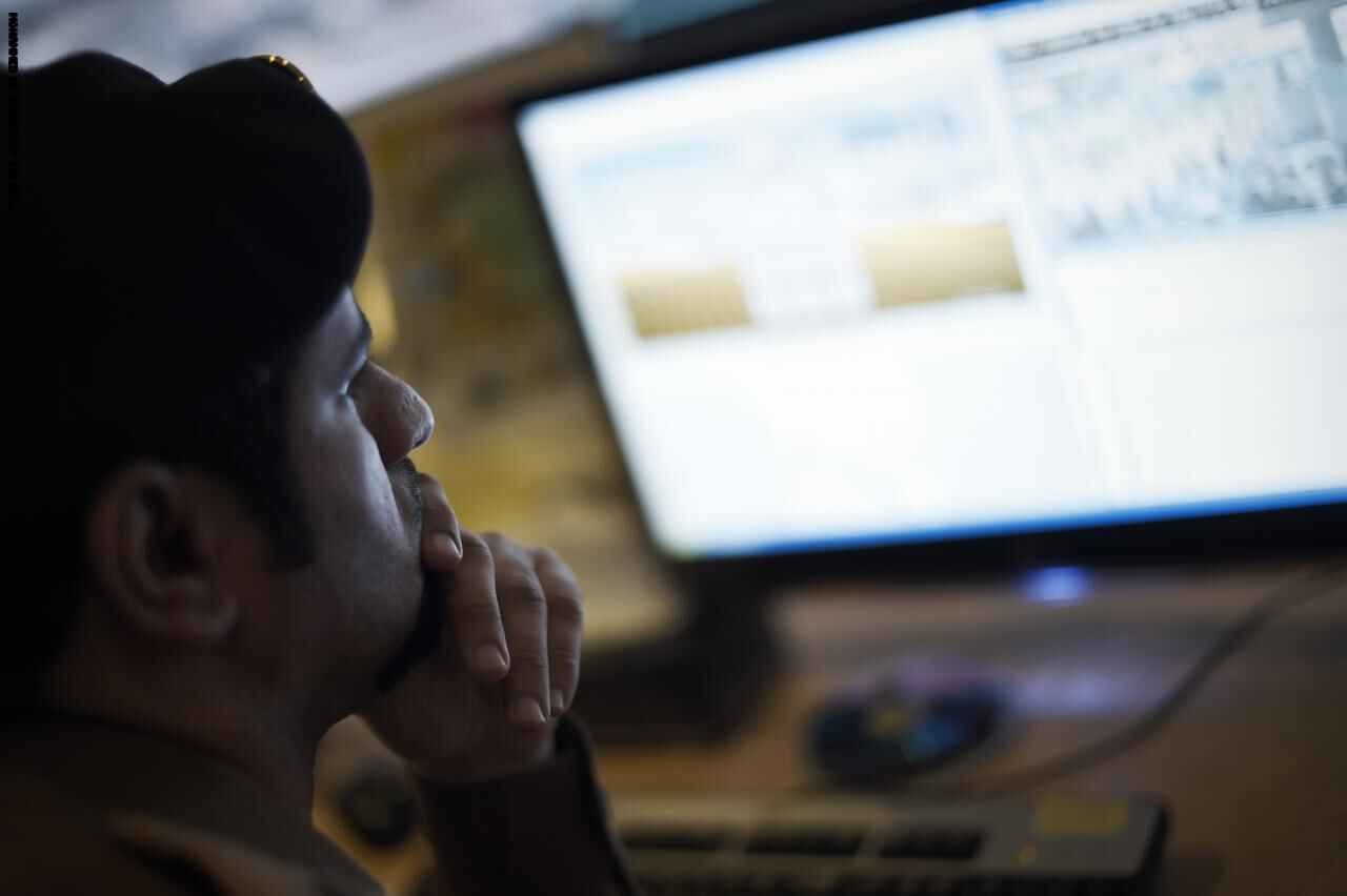 السعودية.. شرطة مكة تلقي القبض على شاب وفتاة بعد سجوده لها على باب مسجد