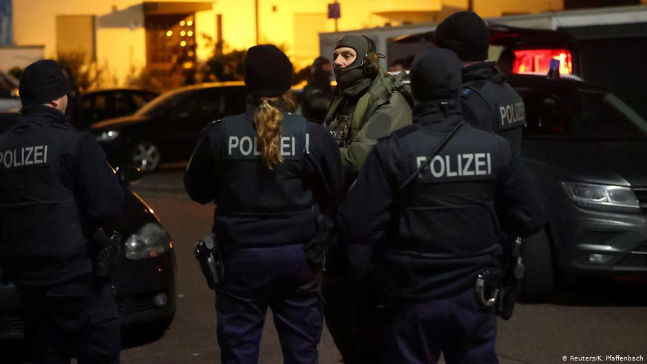 القبض على رجلين عقب طعن عدة أشخاص في مدينة هاناو الألمانية
