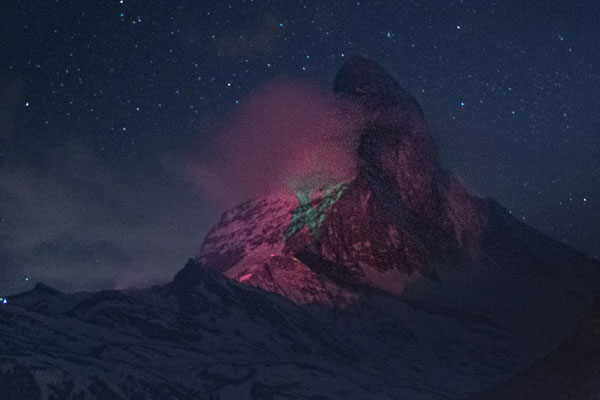 جبل ماترهورن الشهير يشع بألوان العلم المغربي تعبيرا عن التضامن في أزمة كورونا