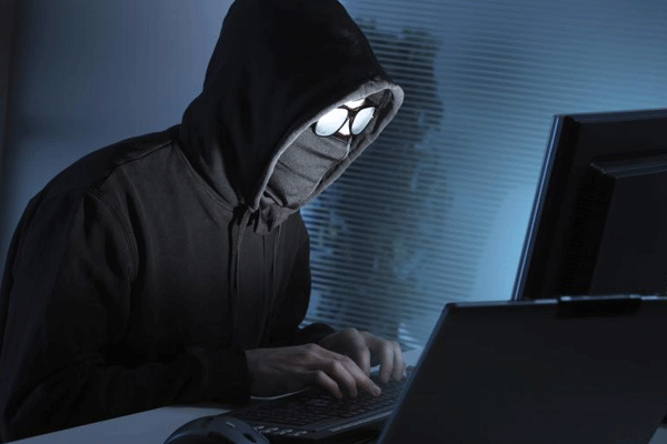 “عبر الإنترنت “المظلم”… مجرمون يبيعون دماء المتعافين من فيروس “كورونا