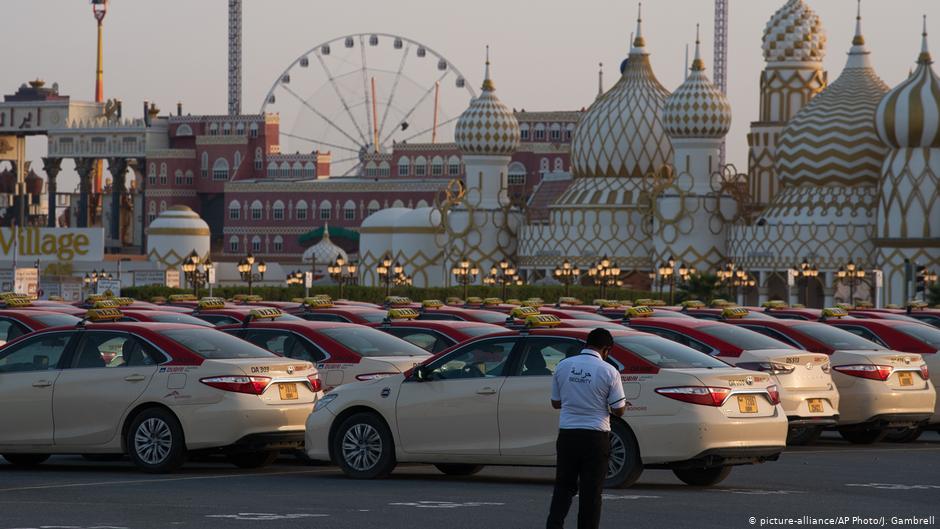 اقتصاديات دول الخليج تواجه رحيلا جماعيا للوافدين.. بداية النهاية؟