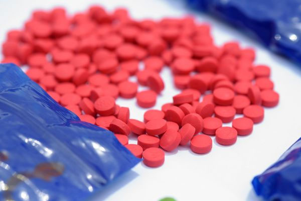 فتح بحث تمهيدي للتحقق مع 4 أشخاص ضمنهم طبيب بتهمة الاتجار في الأقراص المهلوسة