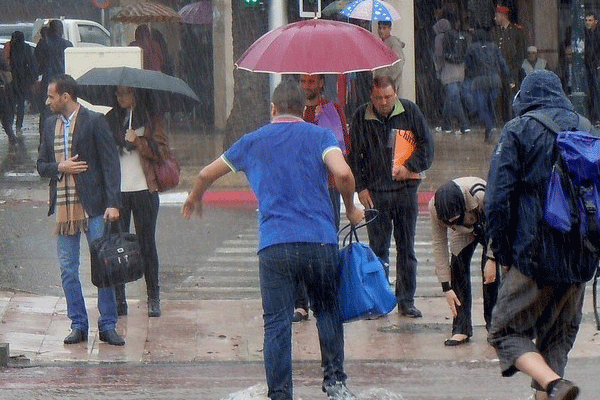 رياح أحيانا قوية وزخات رعدية محليا قوية يومي الأربعاء والخميس بعدد من مناطق المملكة