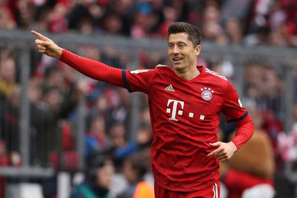 إلقاء القبض على الوكيل السابق للنجم البولندي ليفاندوفسكي بتهمة الابتزاز