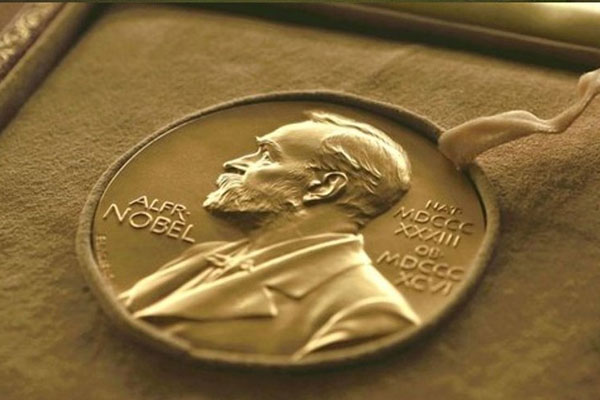 منح جائزة نوبل للفيزياء لثلاثة خبراء في مجال “الثقوب السوداء”