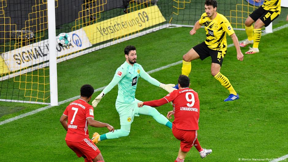 بايرن يحقق فوزا مثيرا على دورتموند وينفرد بصدارة الدوري الألماني