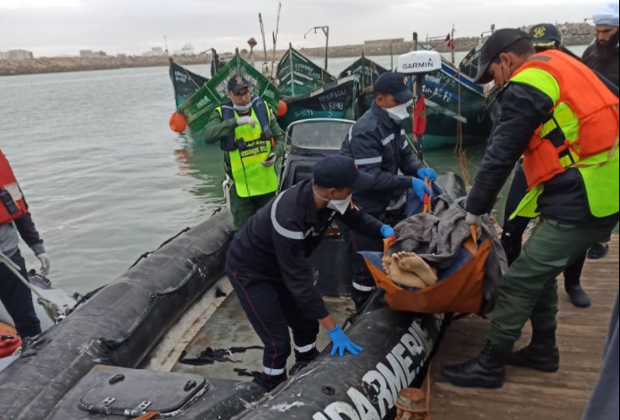 وفاة أربعة صيادين وفقدان سبعة آخرين بعد غرق قارب صيد في طرفاية