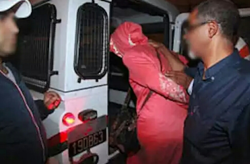 فتاة تقتحم مسجد بطنجة وتعتدي على الإمام وهي تصرخ من قتل عثمان