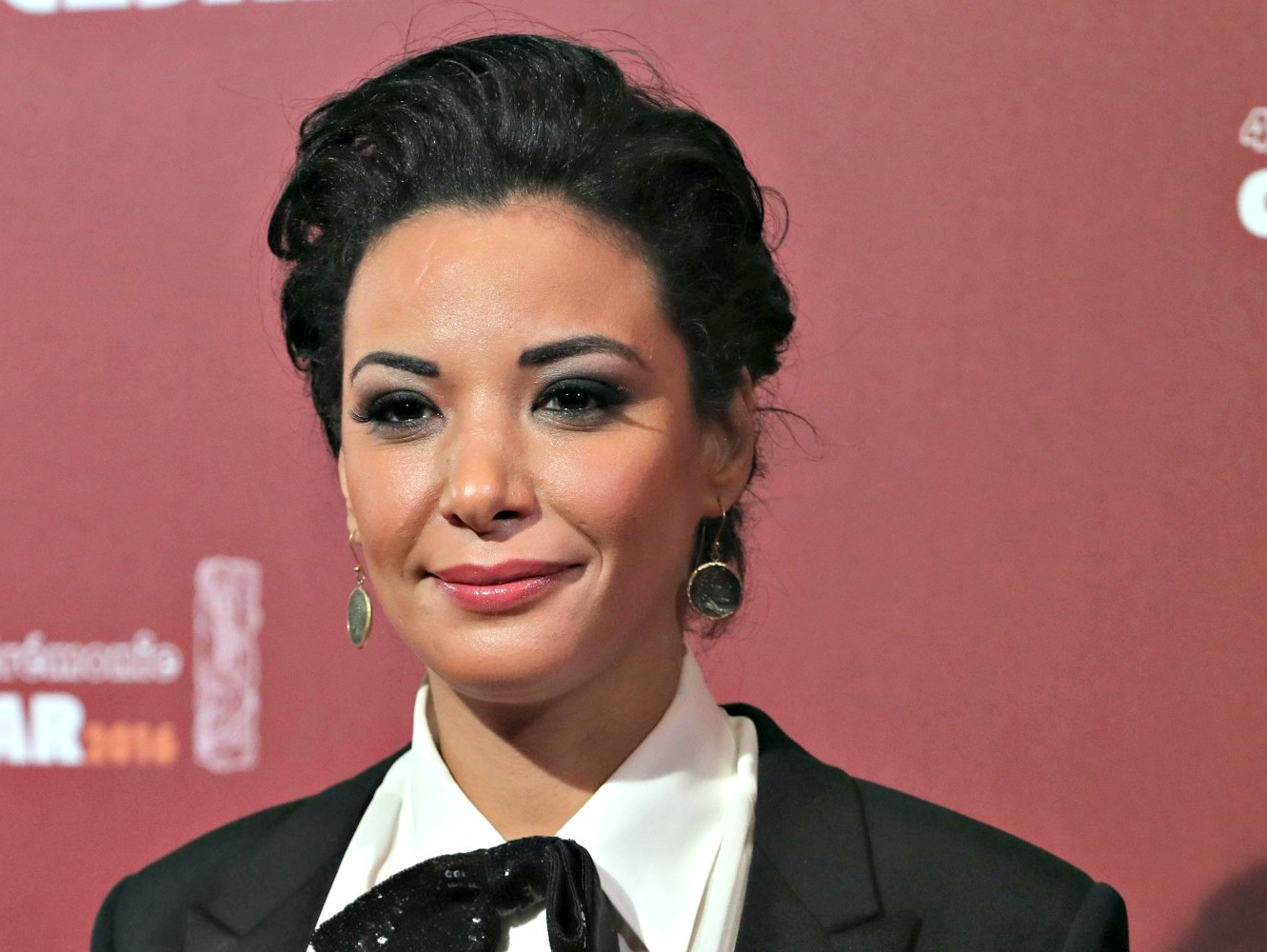 لبنى أبيضار تعود للواجهة.. وتتضامن مع “منقبة تطوان”