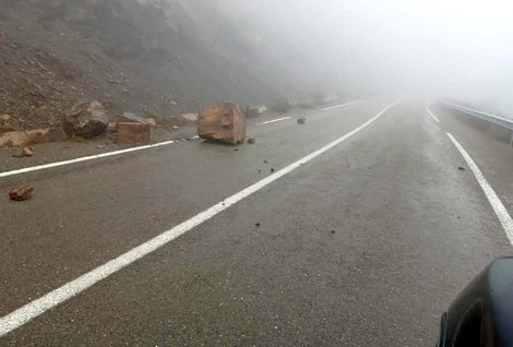 تساقط الاحجار بالطرق الوطنية بين الحسيمة وتطوان بسبب التسقاطات المطرية