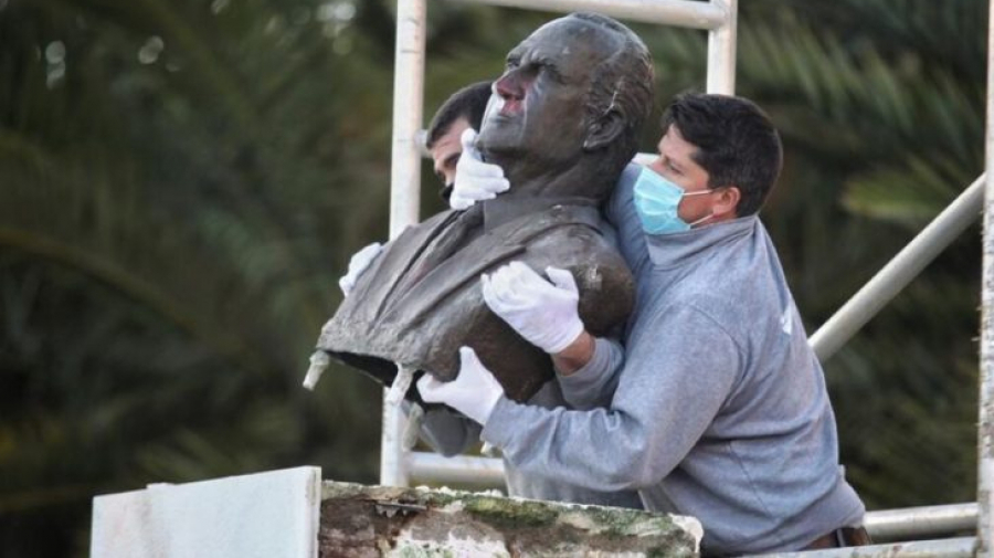 اسبانيا تشرع في ازالة تماثيل الملك خوان كارلوس من الفضاءات العامة