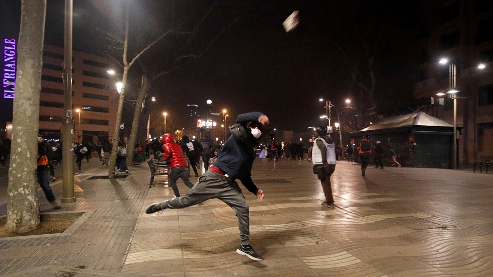 تواصل الاحتجاجات العنيفة باسبانيا لليوم الرابع على التوالي بعد توقيف مغني الراب