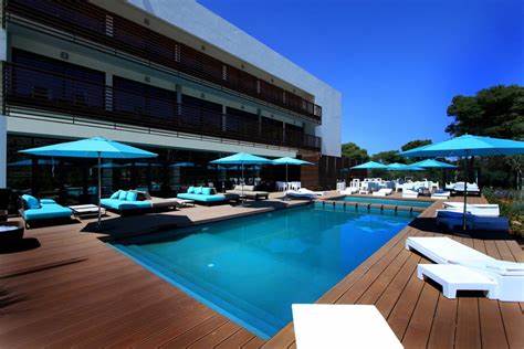 تعليمات ملكية للفنادق بخفض الأسعار