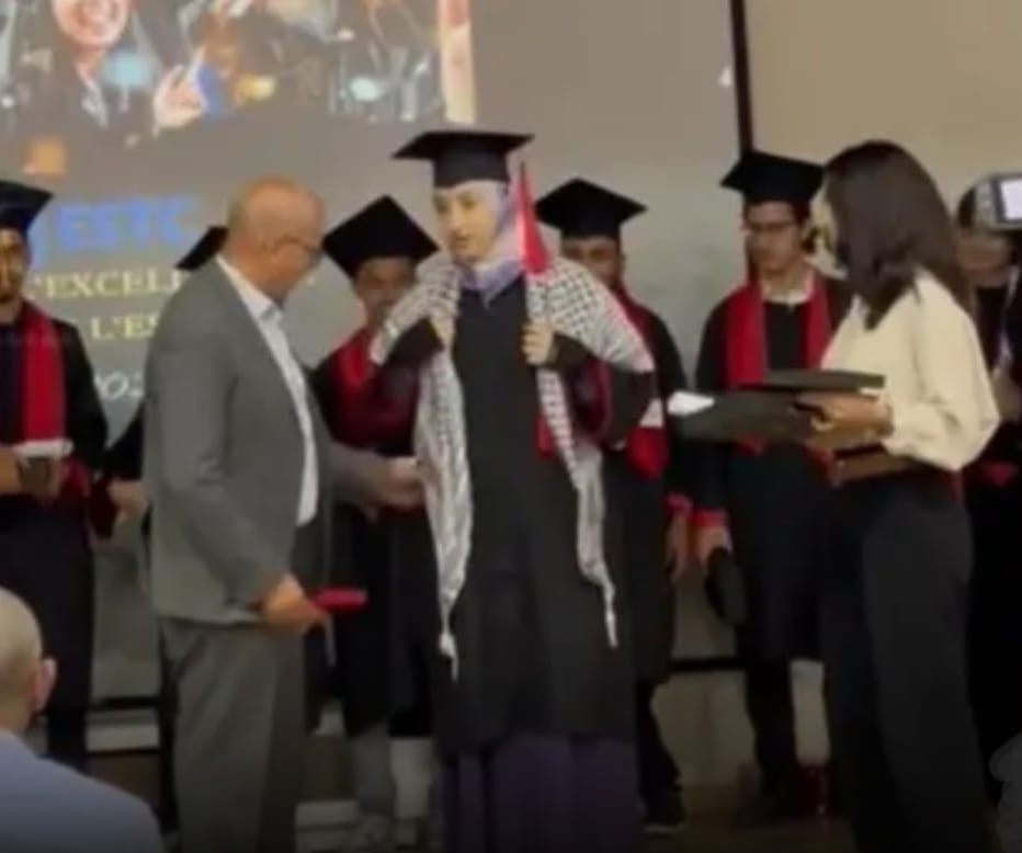عميد كلية العلوم بالبيضاء يرفض تسليم شهادة لطالبة لارتدائها الكوفية الفلسطينية